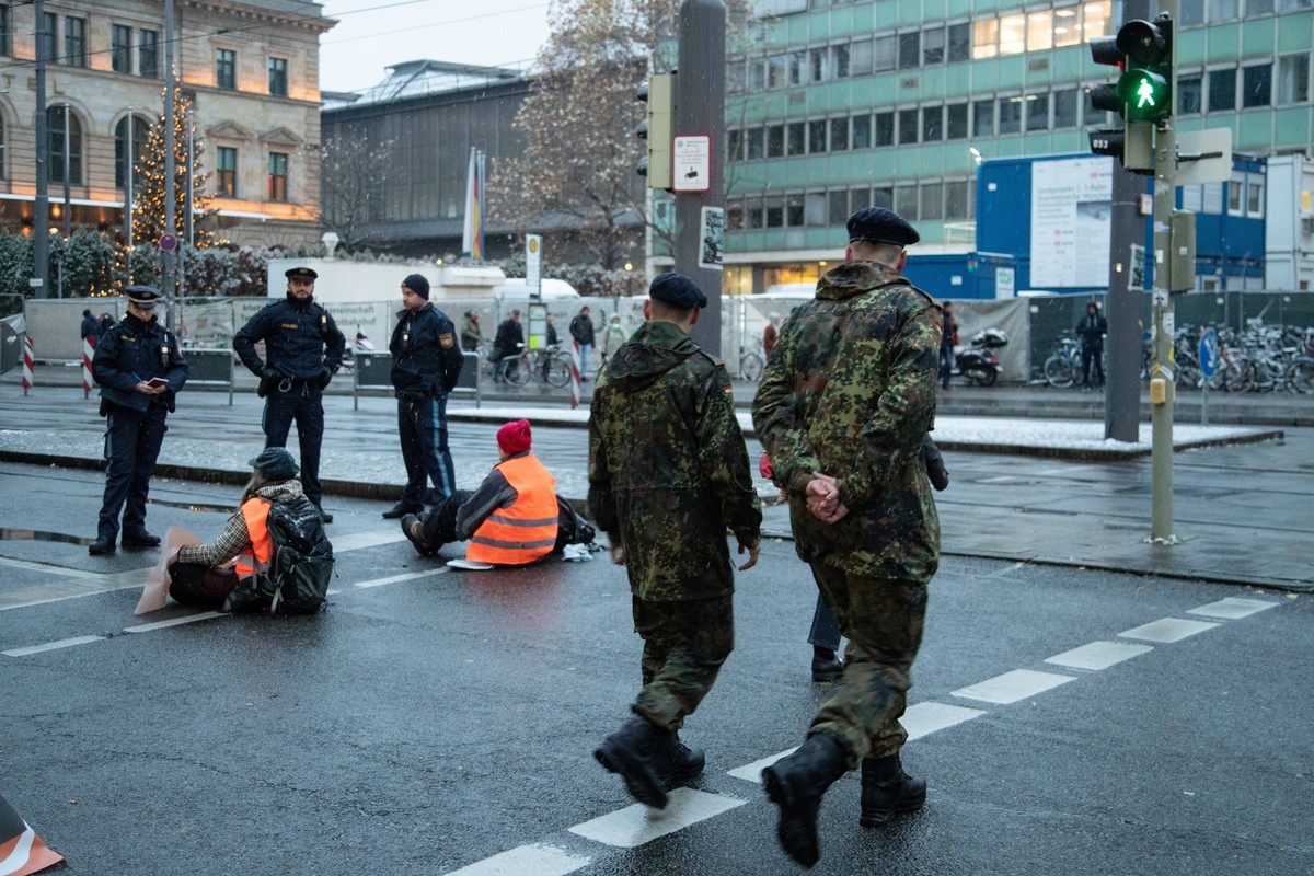Letzte Generation blockiert Straße am Hauptbahnhof in München Drei Aktivist*innen der Letzten Generation blockierten am Nachmittag des 9.12.2022 in München eine Straße gegenüber des Hauptbahnhofs, um  ...