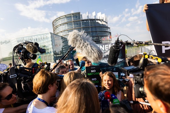dpatopbilder - 11.07.2023, Frankreich, Straßburg: Greta Thunberg (M), schwedische Klimaaktivistin, steht vor dem Europäischen Parlament und spricht mit Medienvertretern. Auf der vorläufigen Tagesordnu ...
