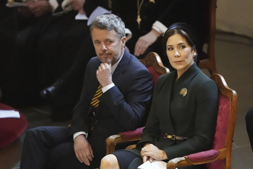 24.02.2023, Dänemark, Kopenhagen: Kronprinz Frederik von Dänemark und Kronprinzessin Mary von Dänemark nehmen in der Holmenskirche am Gottesdienst des dänischen Parlaments zum Jahrestages des Ukraine- ...