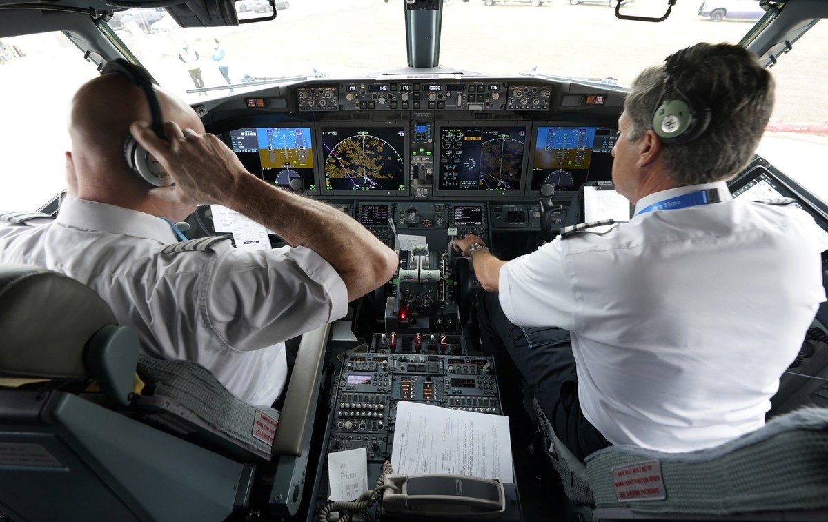ARCHIV - 02.12.2020, USA, Grapevine: American Airlines-Pilot Pete Gamble (l) und der Erste Offizier John Konstanzer führen vor dem Start vom Flughafen Dallas Fort Worth in Grapevine, Texas, einen Vorf ...