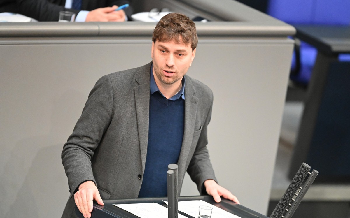 ARCHIV - 03.03.2023, Berlin: Stefan Gelbhaar (B�ndnis 90/Die Gr�nen), Mitglied des Deutschen Bundestags, spricht im Plenum. (zu dpa: �Vorw�rfe gegen Gr�nen-Politiker - RBB entfernt wegen Zweifeln Beri ...
