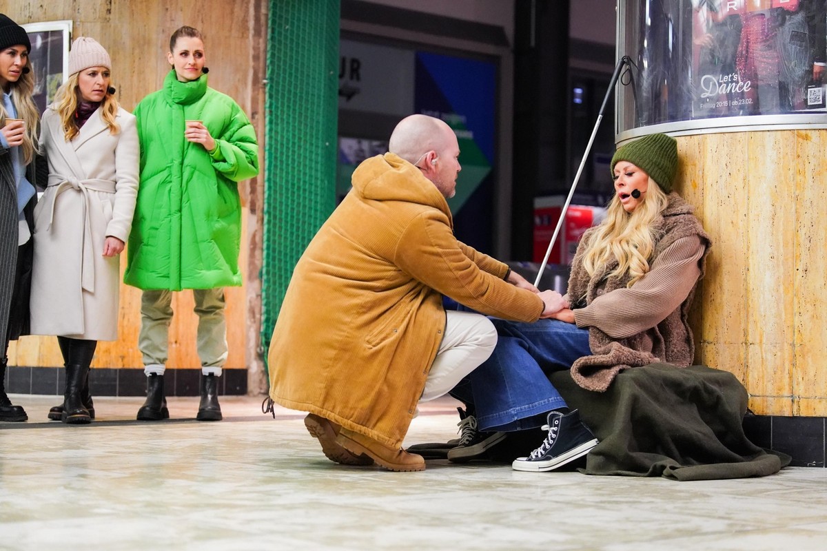 Jesus (Ben Blümel) und die die blinde Frau (Jenny Elvers)
+++ Die Verwendung des sendungsbezogenen Materials ist nur mit dem Hinweis und Verlinkung auf RTL+ gestattet. +++