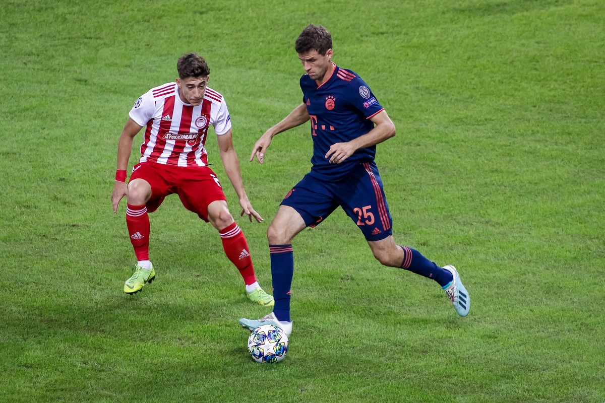 Müller macht Müllersachen: Hier stakst er in unverkennbarer Manier über den Platz.
