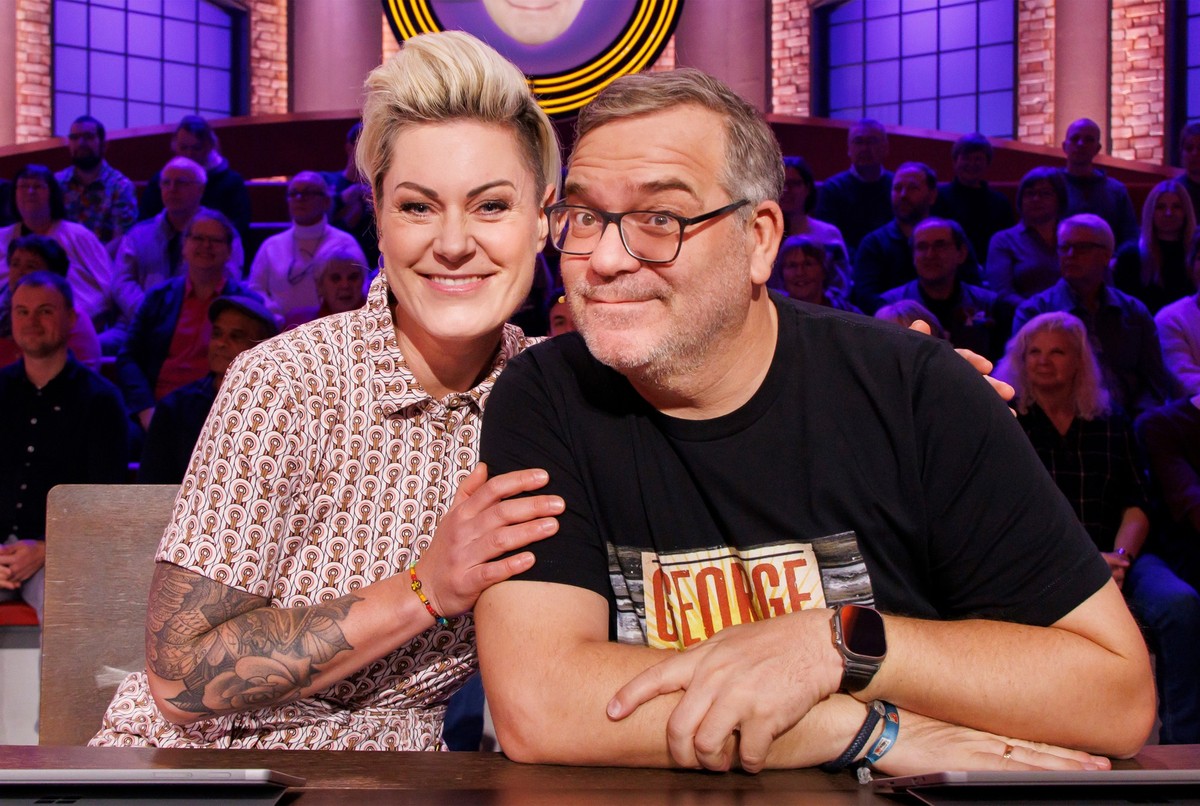 ARD WER WEISS DENN SOWAS? FOLGE 1226, &quot;Eckart von Hirschhausen und Carola Holzner&quot;, am Donnerstag (02.01.25) um 18:00 Uhr im ERSTEN.
Rateteam-Kapitän Elton (re.) und die Ärztin und Reality-T ...