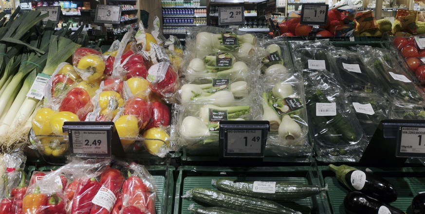 In Plastik eingepacktes Gemüse? Das soll sich bei Rewe bald ändern.