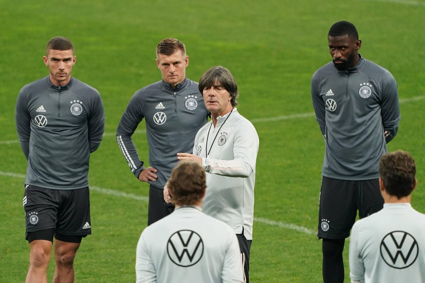 Joachim Löw im Training: Gosens, Kroos und Rüdiger (hinten, v.l.n.r.) hören brav zu.