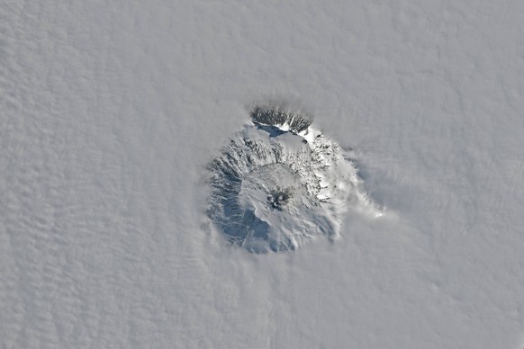 A stunning late southern hemisphere spring image captured by NASAs Landsat 9 satellites Operational Land Imager-2 OLI-2, shows the summit crater of Mount Erebus, the world s southernmost active volcan ...