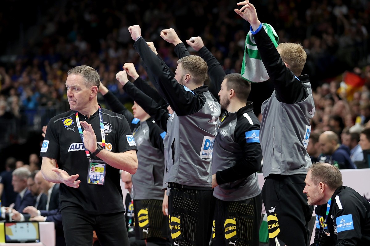 14.01.2024, Berlin: Handball: EM, Nordmazedonien - Deutschland, Vorrunde, Gruppe A, 2. Spieltag. Bundestrainer Alfred Gislason (l) und die Wechselspieler jubeln am Spielfeldrand. Foto: Andreas Gora/dp ...