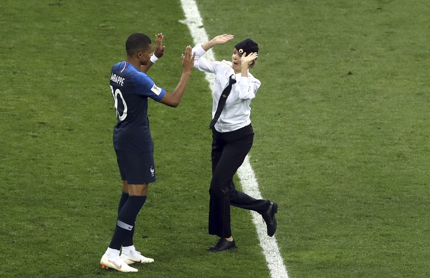 Sie schafften es bis zu Mbappé – Die Final-Flitzer waren wohl von Pussy Riot 