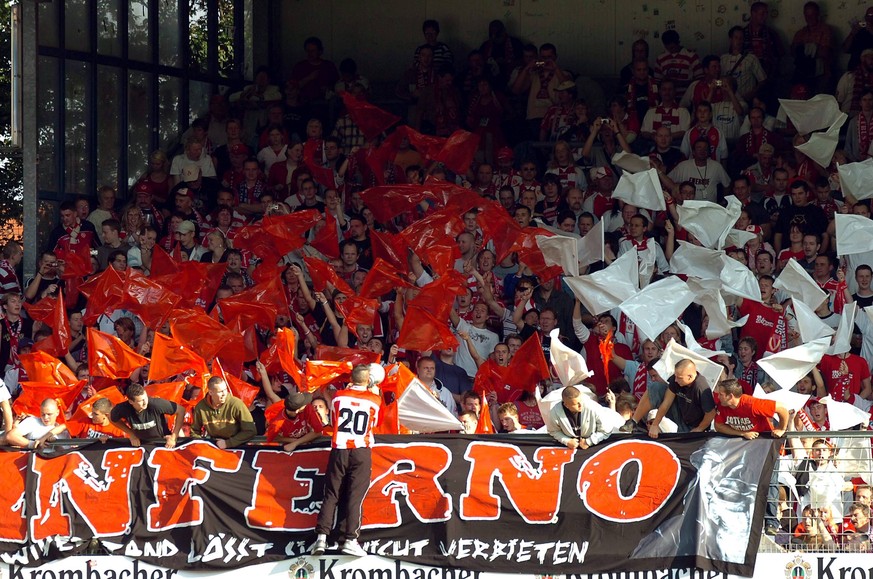 "Widerstand lässt sich nicht verbieten" – Inferno Cottbus bei einem Spiel 2006.