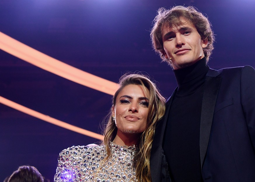 04.12.2021, Berlin: Sophia Thomalla und Tennisspieler Alexander Zverev posieren w