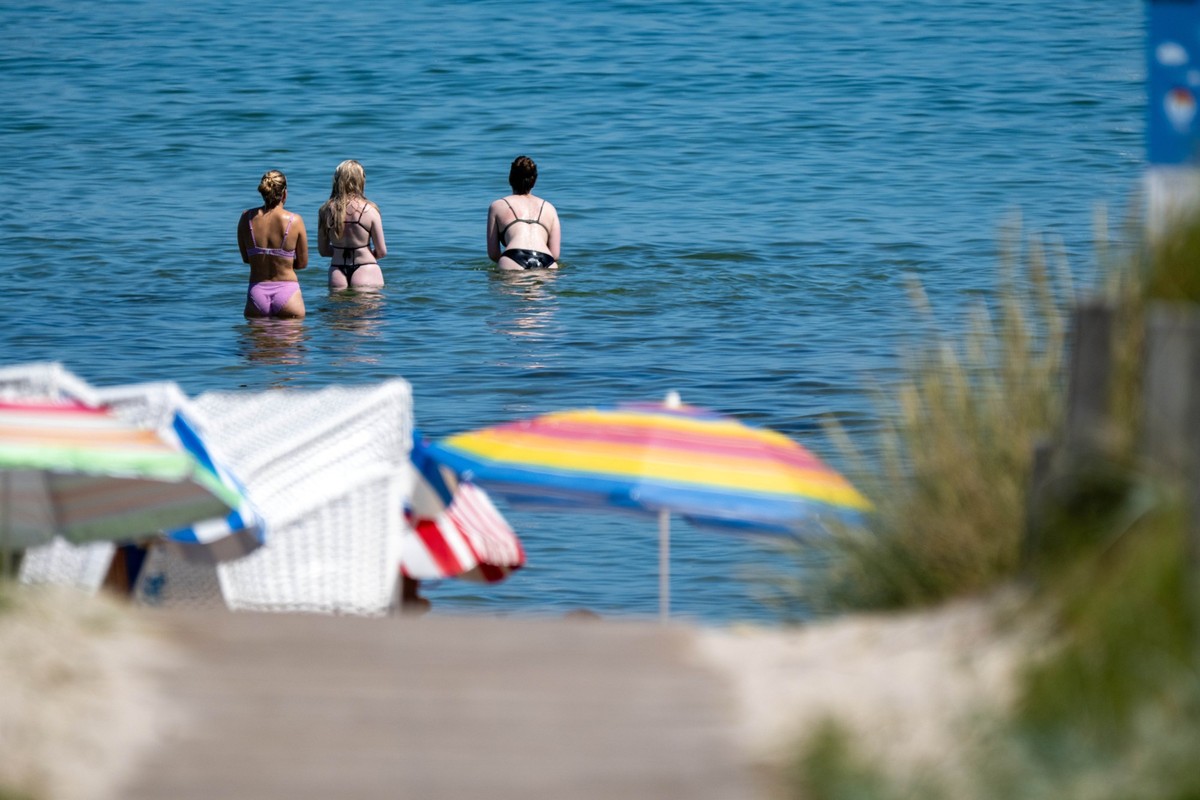 02.07.2025, Mecklenburg-Vorpommern, Binz: Im und am Wasser der Ostsee suchen Urlauber und Tagesgäste auf der Insel Rügen Abkühlung am bisher heißesten Tag in Deutschland. Foto: Stefan Sauer/dpa +++ dp ...