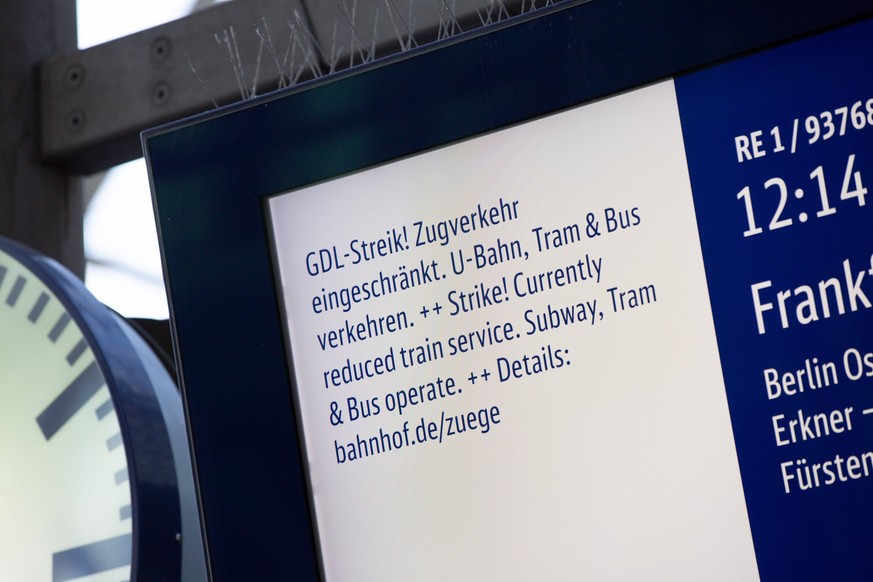 Info zum GDL-Streik am Hauptbahnhof in Berlin am 16.11.2023 *** Information on the GDL strike at Berlin Central Station on 16 11 2023