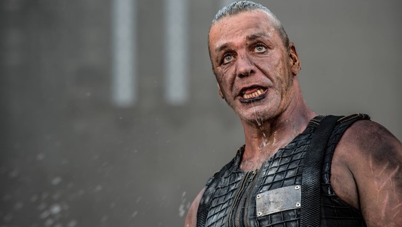 Rammstein Horsens, Dinamarca.  El 25 de mayo de 2017. Rammstein, banda alemana de metal industrial, en vivo en Faengslet en Horsens.  Aquí el vocalista Till Lindemann aparece en vivo en el escenario.  Caballos D...