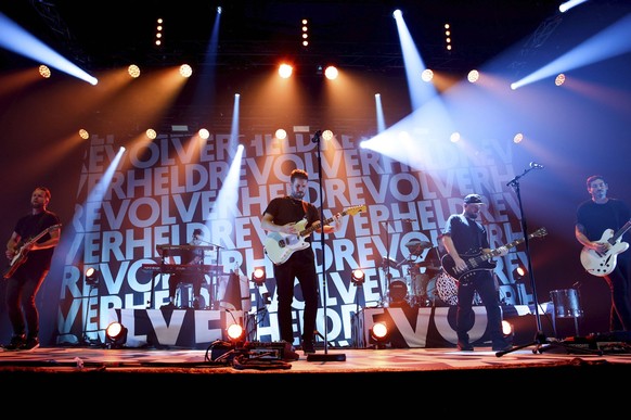 Die Rockband Revolverheld auf einem Konzert. Auch sie sind von den Folgen der Pandemie betroffen. Eine ganze Liste an Musikern steht vor derselben Geschichte und damit der gleichen Diskussion: Sollen  ...