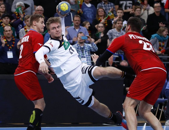 04.01.2019, TUI Arena, Hannover, Laenderspiel, Deutschland (GER) vs Tschechien (CZE), im Bild Jakub Hrstka (2, CZE) und Leos Petrovsky (23, CZE) koennen Franz Semper (32, GER) nicht aufhalten Deutschl ...