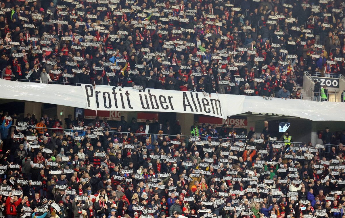 13.11.22 SC Freiburg - 1. FC Union Berlin Deutschland, Freiburg, 13.11.2022, Fussball, Bundesliga, SC Freiburg - 1. FC Union Berlin: Fans Plakat Protest Boycott Qatar WM 2022 Katar Weltmeisterschaft W ...