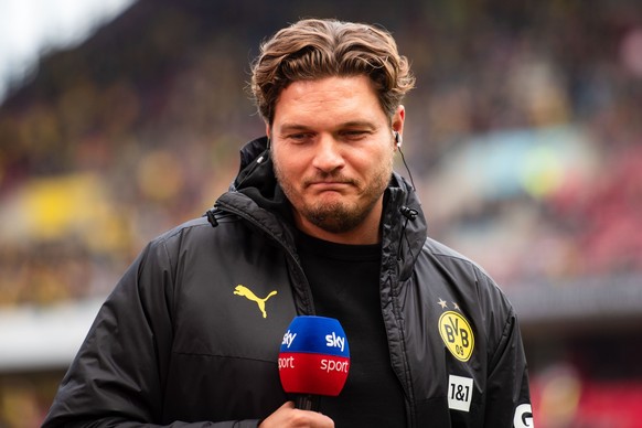 01.10.2022, Nordrhein-Westfalen, Köln: Fußball: Bundesliga, 1. FC Köln - Borussia Dortmund, 8. Spieltag, RheinEnergieStadion. Dortmunds Trainer Edin Terzic gibt vor der Partie ein TV-Interview. (zu dp ...