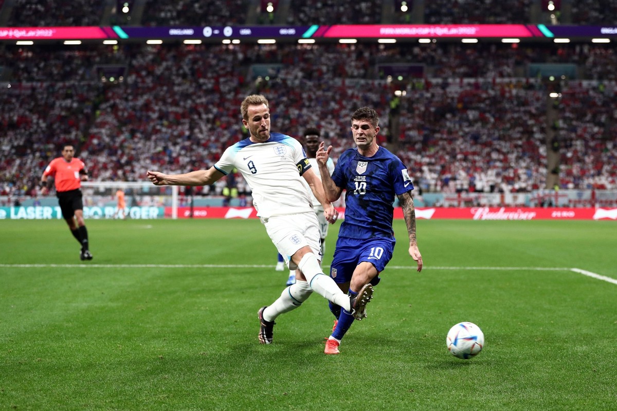 Mandatory Credit: Photo by Michael Zemanek/Shutterstock 13634750bp Harry Kane of England and Christian Pulisic of USA England v USA, FIFA World Cup, WM, Weltmeisterschaft, Fussball 2022, Group B, Foot ...