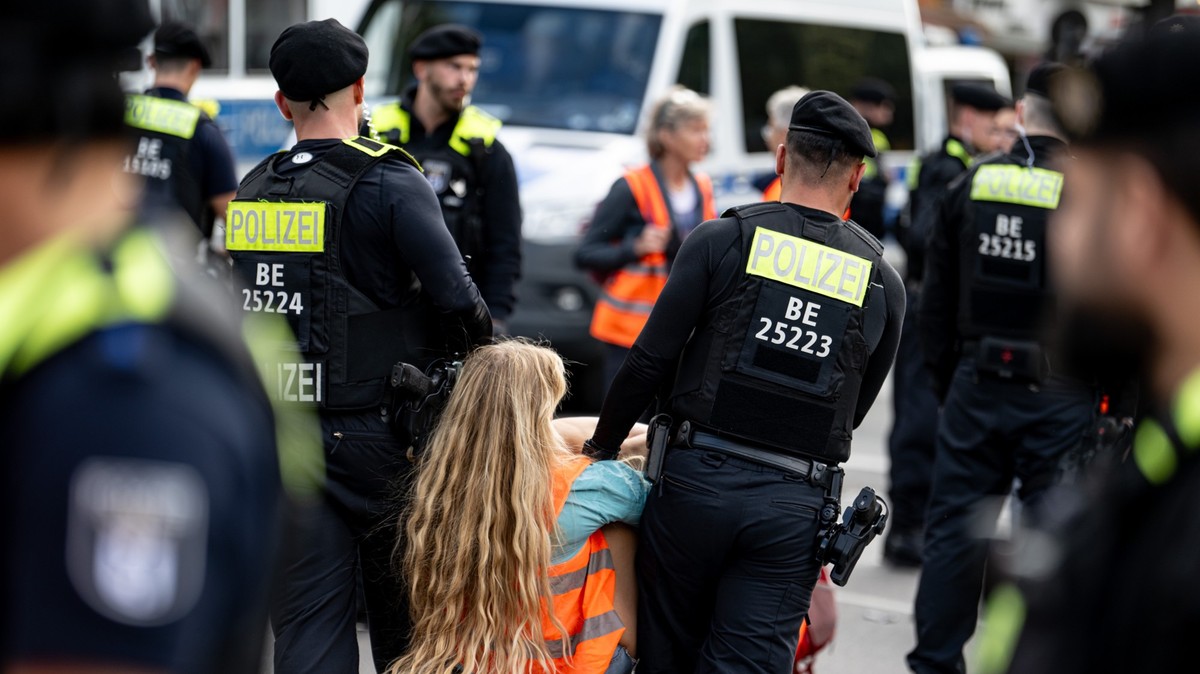 23.09.2023, Berlin: Polizisten räumen Teilnehmer einer Demonstration der Klimaschutzgruppe Letzte Generation auf der Potsdamer Straße, die die Straße blockieren. Foto: Fabian Sommer/dpa +++ dpa-Bildfu ...