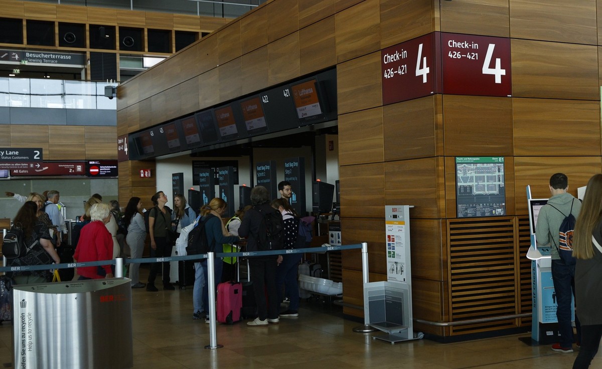 20.09.2025, Berlin: Menschen im Flughafen BER. Ein Cyberangriff hat Verspätungen am Berliner Flughafen BER zur Folge. Ein Dienstleister für die Systeme zur Passagierabfertigung ist am Freitagabend ang ...