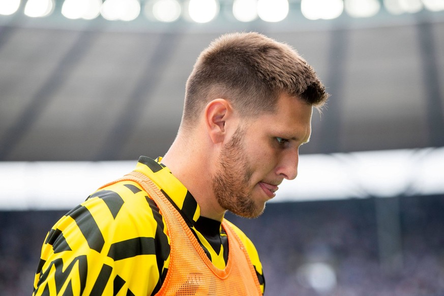 27.08.2022, xfrx, Fussball 1.Bundesliga, Hertha BSC Berlin - Borussia Dortmund emspor, v.l. Niklas Suele Borussia Dortmund DFL/DFB REGULATIONS PROHIBIT ANY USE OF PHOTOGRAPHS as IMAGE SEQUENCES and/or ...