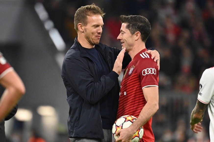 Bayern-Trainer Julian Nagelsmann (i.) verliert seinen verläslichen Torjäger Robert Lewandowski.