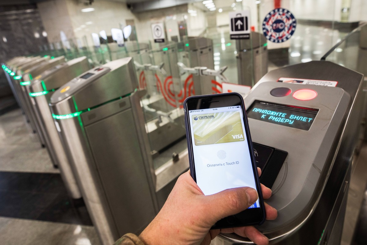 MOSCOW, RUSSIA - JANUARY 11, 2018: A passenger pays the fare with Apple Pay as they enter Spartak Station of the Moscow Metro. Ahead of the upcoming 2018 FIFA World Cup, all directional signs and maps ...