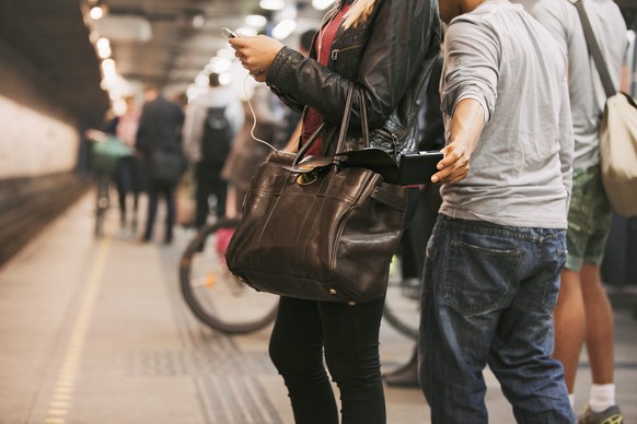 Gerade in Öffentlichen Verkehrsmitteln und an Bahnhöfen kommt es zu Taschendiebstählen.