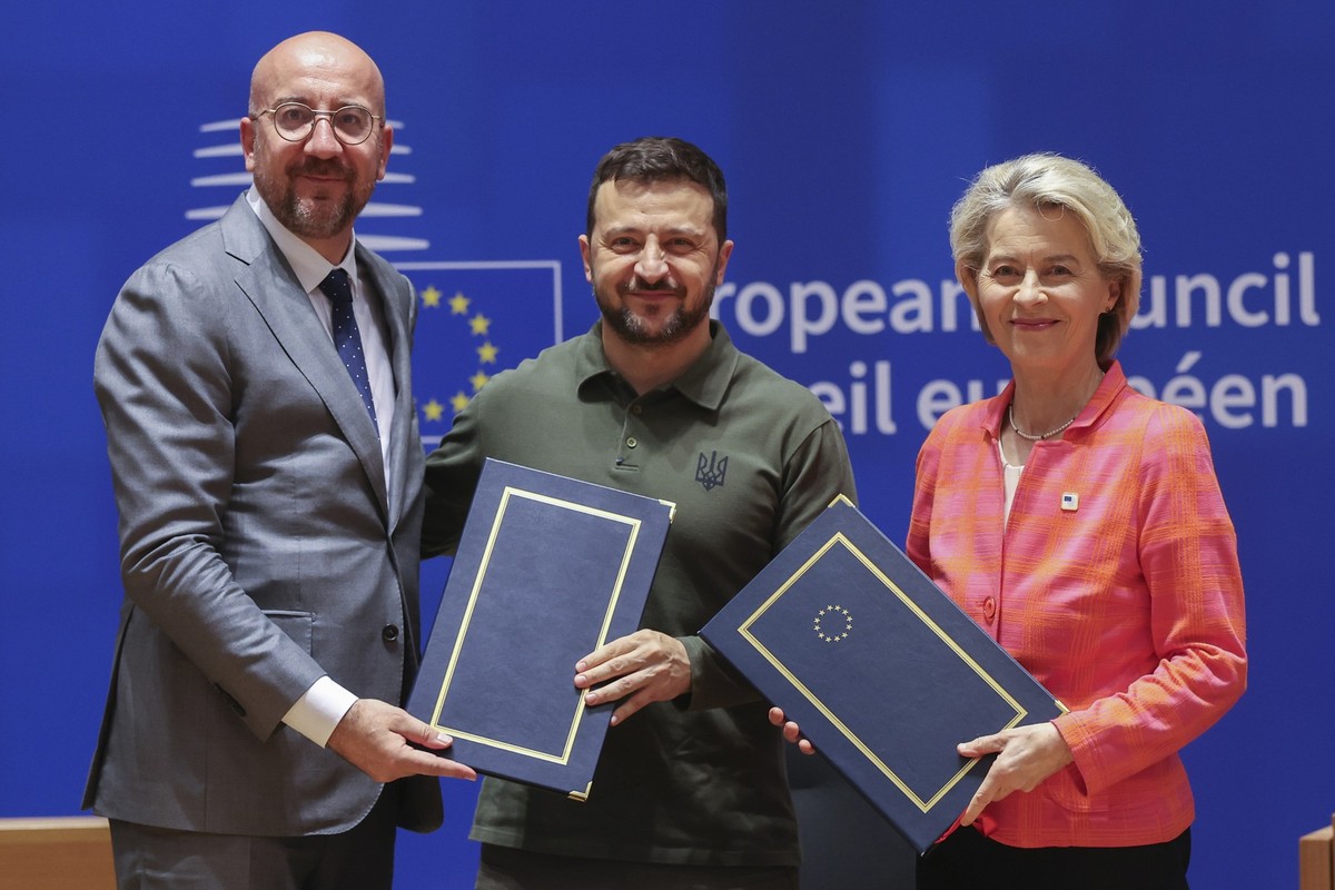 27.06.2024, Belgien, Brüssel: Der Präsident des Europäischen Rates Charles Michel (l) und die Präsidentin der Europäischen Kommission Ursula von der Leyen (r) stehen neben dem ukrainischen Präsidenten ...