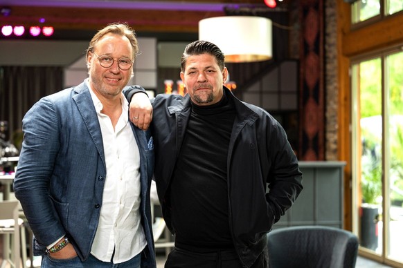 Tim Mälzer (r.) und Thomas Bühner

Die Verwendung des sendungsbezogenen Materials ist nur mit dem Hinweis und Verlinkung auf RTL+ gestattet.