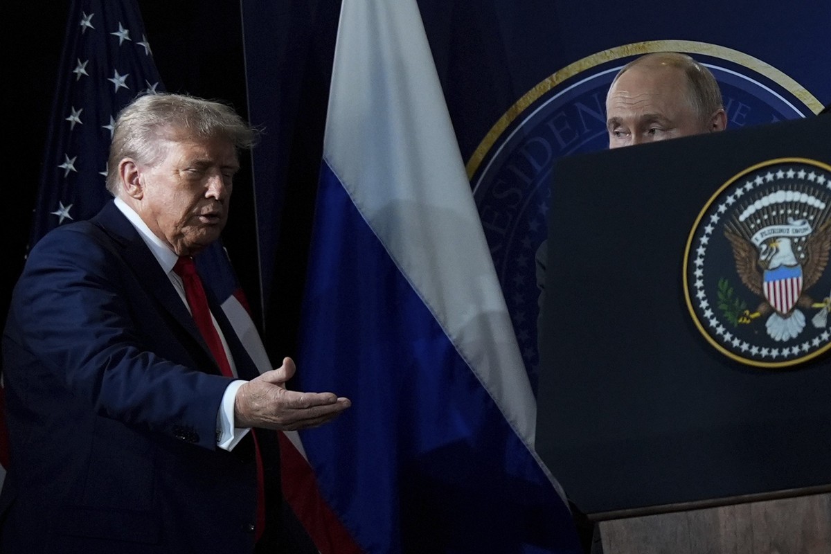 ARCHIV - 16.08.2025, USA, Joint Base Elmendorf-Richardson: US-Präsident Donald Trump (l) und der russische Präsident Wladimir Putin treffen am Freitag, 15. August 2025, in Anchorage, Alaska, zu einer  ...