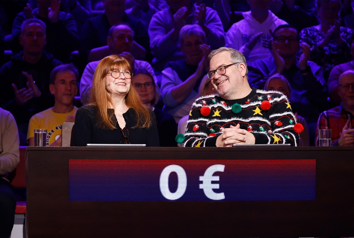 ARD WER WEISS DENN SOWAS? FOLGE 1220, &quot;Gitte Hænning und Katja Ebstein&quot;, am Mittwoch (18.12.24) um 18:00 Uhr im ERSTEN.
Rateteam-Kapitän Elton (re.) mit der Sängerin Katja Ebstein (li.).
© A ...