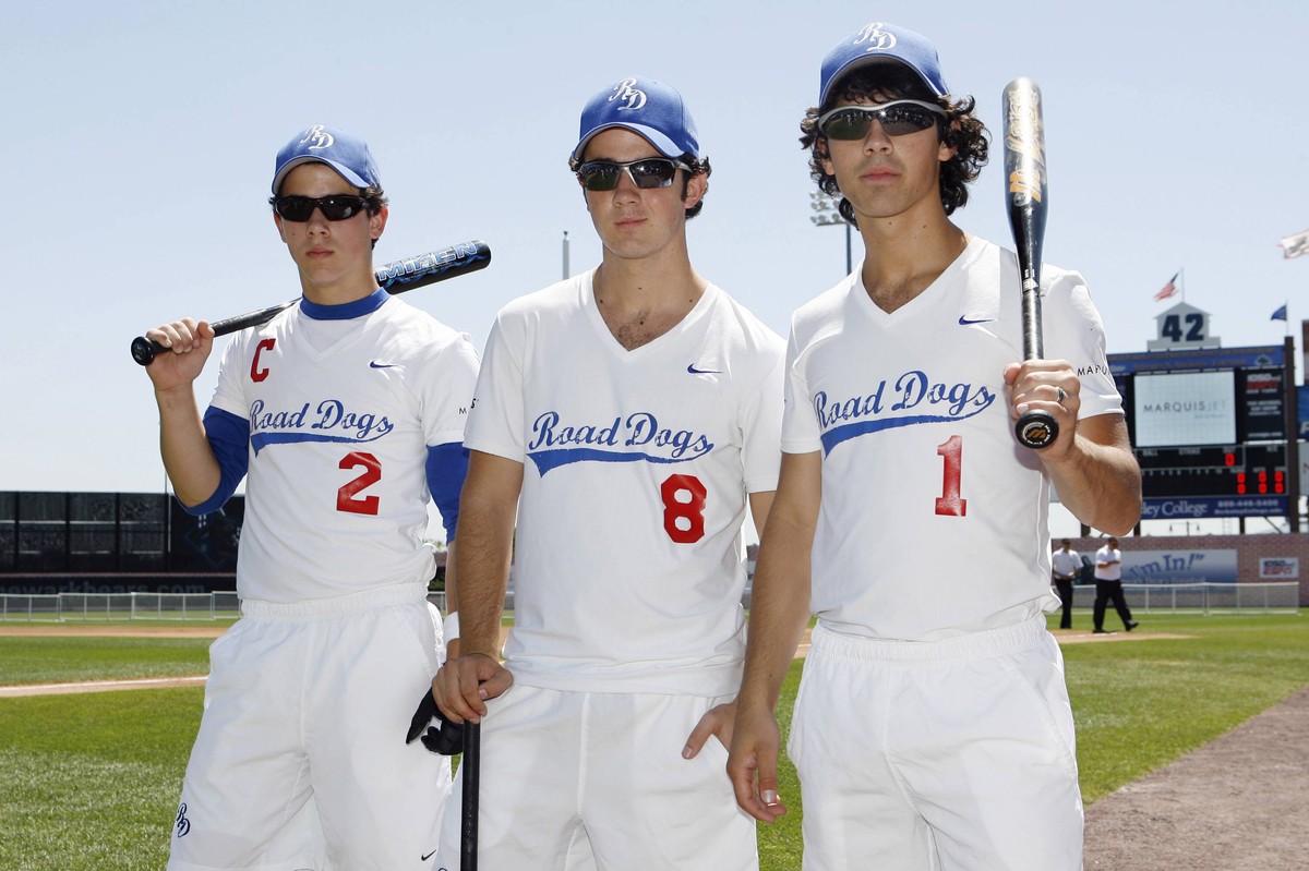 Bildnummer: 53212479 Datum: 19.07.2009 Copyright: imago/UPI Photo
Nick, Kevin and Joe Jonas of the Jonas Brothers prepare for a game of softball in Newark, New Jersey on July 15, 2009. (UPI Photo/John ...