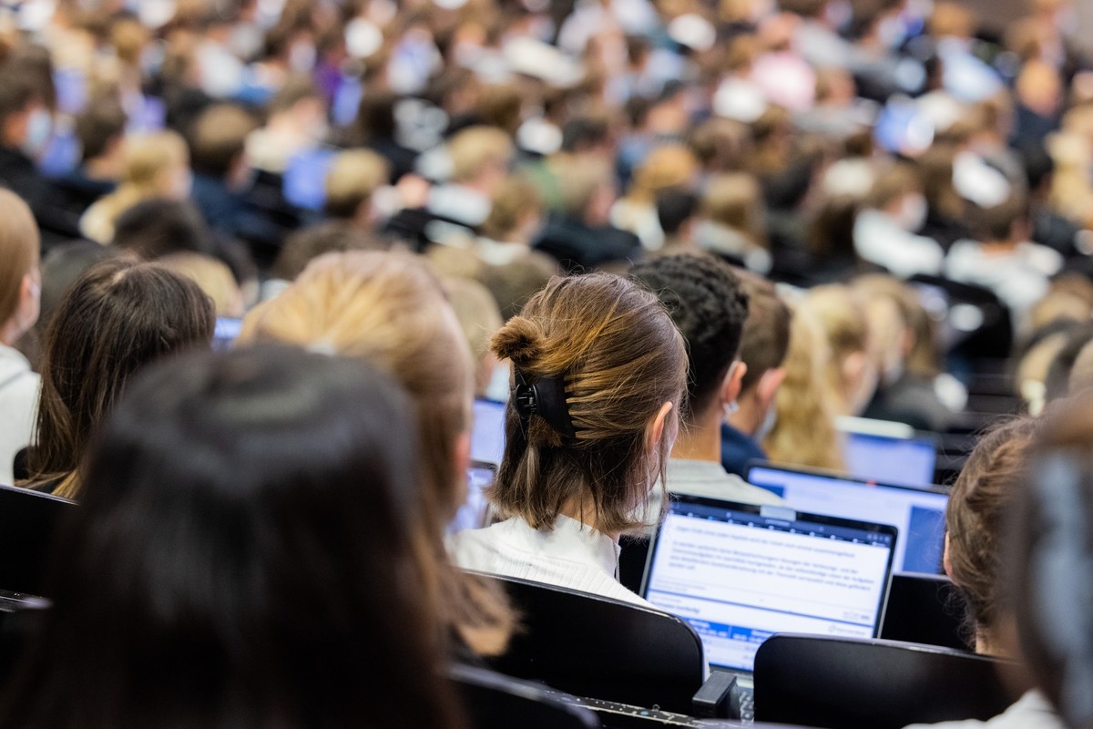 ARCHIV - 11.10.2021, Nordrhein-Westfalen, M�nster: Studentinnen und Studenten sitzen w�hrend einer Vorlesung in einem H�rsaal. (zu dpa: �Zahl der Hochschulabschl�sse sinkt leicht�) Foto: Rolf Vennenbe ...