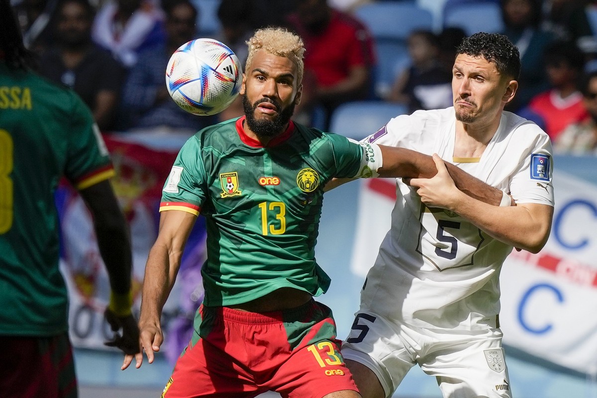 28.11.2022, Katar, Al-Wakra: Fu�ball, WM 2022 in Katar, Kamerun - Serbien, Vorrunde, Gruppe G, Spieltag 2, im Al-Dschanub Stadion in Al-Wakra, Kameruns Eric Maxim Choupo-Moting im Zweikampf mit Serbie ...
