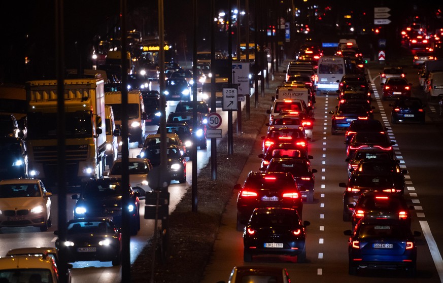 Zahlreiche Autos fahren im Berufsverkehr über den Mittleren Ring. Der Verkehrsdatenanbieter Inrix stellt am 07.12.2021 seine Stau-Analyse vor.