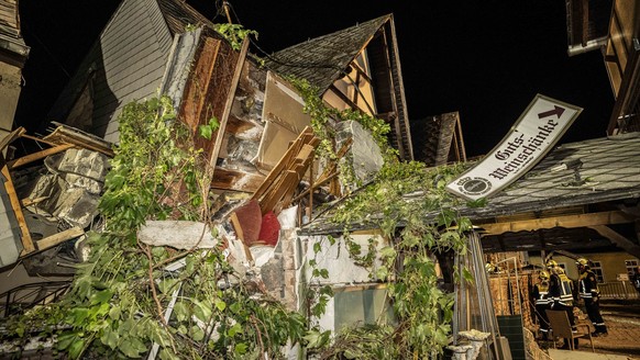 07.08.2024, Rheinland-Pfalz, Kröv: Trümmerteile nach dem Einsturz eines Hotels. Im Moselort Kröv im Landkreis Bernkastel-Wittlich in Rheinland-Pfalz ist ein Hotel teilweise eingestürzt. Nach aktuellem ...