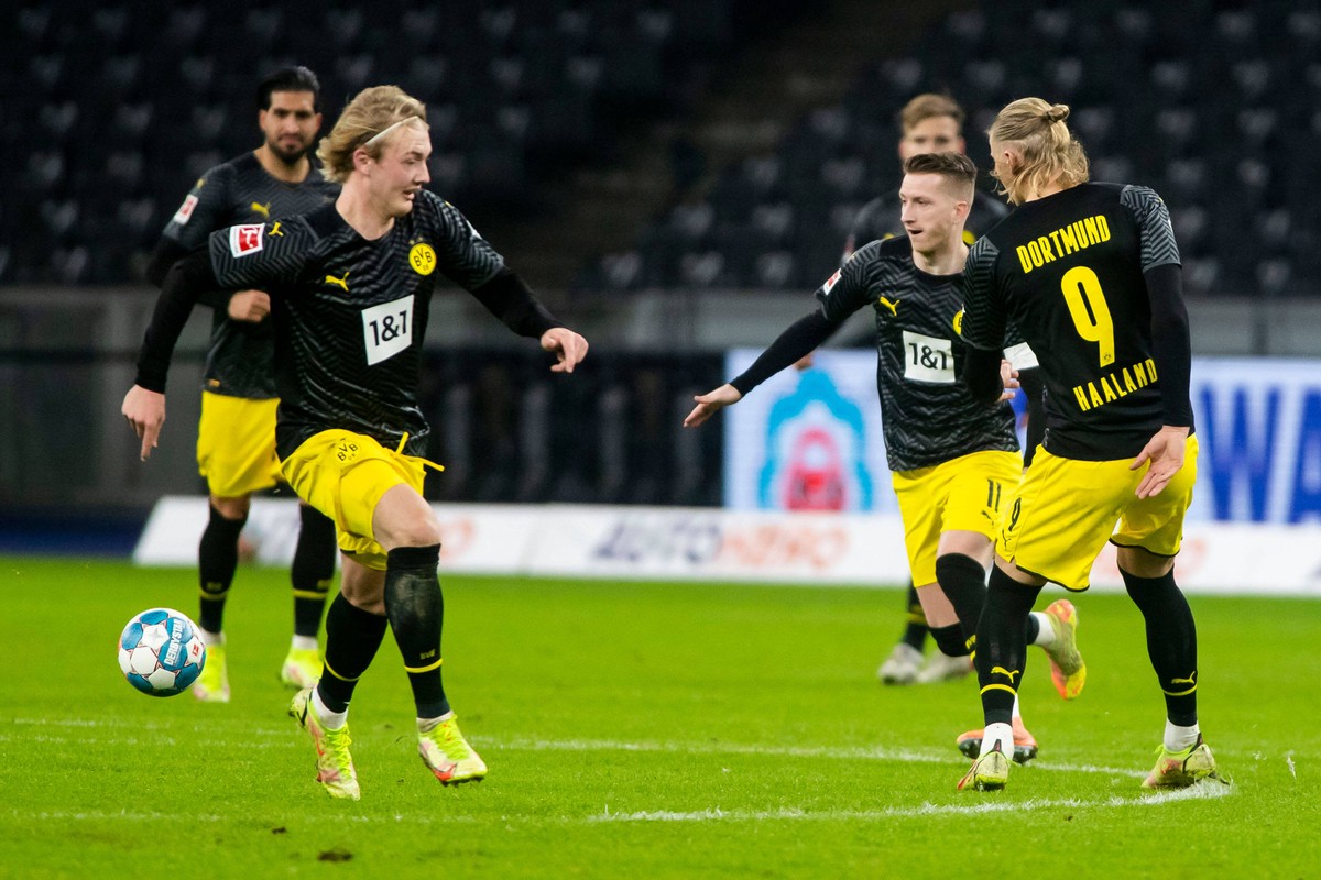 18.12.2021, xfrx, Fussball 1.Bundesliga, Hertha BSC Berlin - Borussia Dortmund emspor, v.l. Julian Brandt Borussia Dortmund,Marco Reus Borussia Dortmund,Erling Haaland Borussia Dortmund DFL/DFB REGULA ...
