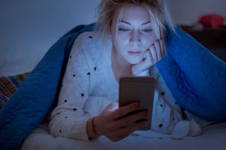 Bis spät in die Nacht am Handy – hat das Auswirkungen auf unsere Schlafqualität?