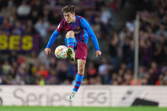 Pablo Martin Gavira Gavi of FC Barcelona controls the ball during the La Liga match between FC Barcelona and RCD Mallorca played at Camp Nou Stadium on May 01, 2022 in Barcelona, Spain. (Photo by Serg ...