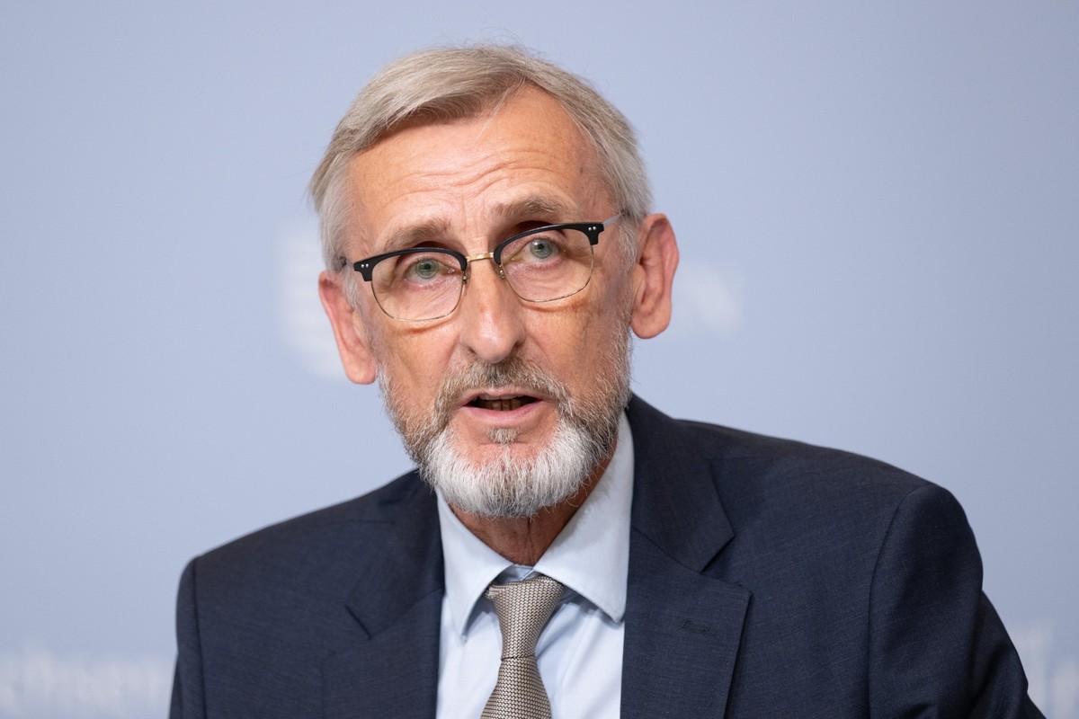 ARCHIV - 12.07.2024, Sachsen, Dresden: Armin Schuster (CDU), Innenminister von Sachsen, spricht bei einer Pressekonferenz. (zu dpa: «Ein Jahr Grenzkontrollen - Schuster fordert weitere Schritte») Foto ...