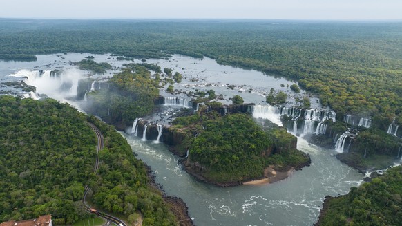 29.09.2023, Brasilien, Iguazu-Nationalpark: Die Luftaufnahme zeigt die Iguazu-F�lle im Iguazu-Nationalpark im brasilianischen Bundesstaat Parana. Foto: Wang Tiancong/XinHua/dpa - ACHTUNG: Nur zur reda ...