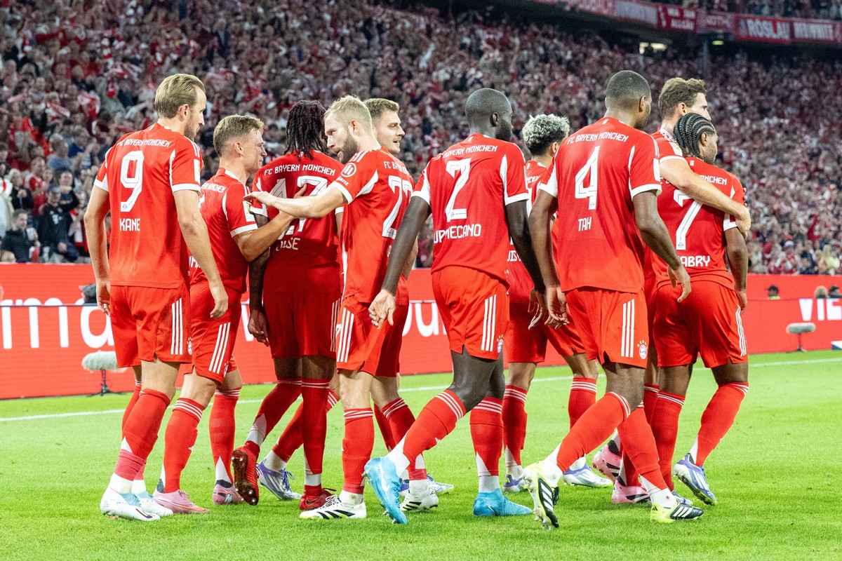 Torjubel zum 3:0, Harry Kane 9 FC Bayern Muenchen, Joshua Kimmich 6 FC Bayern Muenchen, Michael Olise 17 FC Bayern Muenchen, Konrad Laimer 27 FC Bayern Muenchen, Josip Stanisic 44 FC Bayern Muenchen,  ...