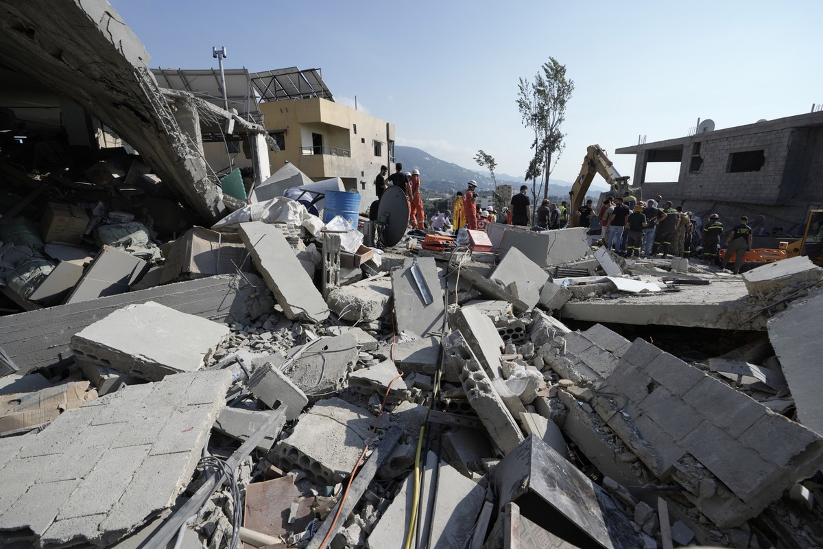 25.09.2024, Libanon, Maisara: Rettungskräfte treffen am Ort eines israelischen Luftangriffs in der Stadt Maisara nördlich von Beirut ein. Foto: Bilal Hussein/AP/dpa +++ dpa-Bildfunk +++