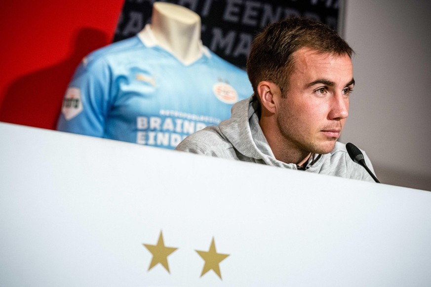 2020-10-08 13:48:50 EINDHOVEN - Mario Gotze während der Präsentation im Philips Stadium. Der 28-jährige Mittelfeldspieler hat für zwei Spielzeiten einen Vertrag beim PSV unterschrieben. ANP ROB ENGELA ...