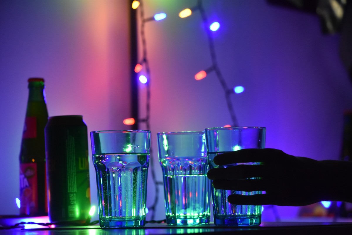 ILLUSTRATION - 11.07.2022, NA, Berlin: Schon ein kurzer Moment der Unaufmerksamkeit kann dazu führen, dass jemand etwas in den Drink schüttet. Deshalb: Getränke nicht unbeaufsichtigt lassen. (zu dpa:  ...
