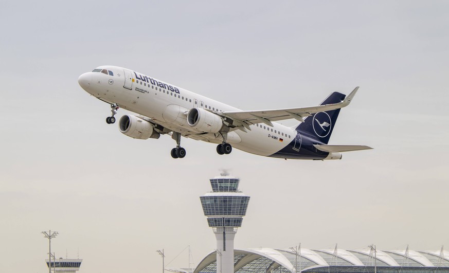 08.10.2023, Airport München, Flugbetrieb am Airport München Fanz Josef Strauss, Startbahn Süd, Eine Passagiermaschine der Lufthansa hebt ab vor dem Tower an der Startbahn. D-AIWH, Airbus A320 NEO Gumm ...