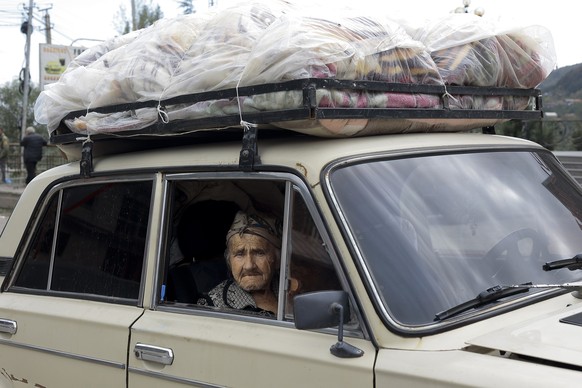 27.09.2023, Armenien, Goris: Eine armenische Frau aus Berg-Karabach sitzt in einem Auto, als sie im armenischen Goris ankommt. Mehr als 42 000 Menschen sind nach offiziellen armenischen Angaben inzwis ...