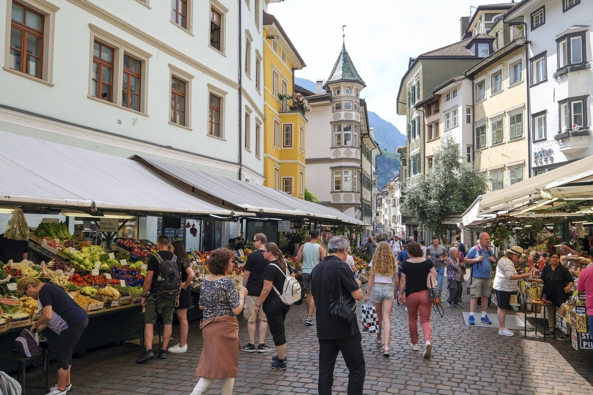 Bozen, Südtirol, Italien, Passanten flanieren über den Obstmarkt am Obstplatz in der Altstadt, Europa Bolzano, South Tyrol, Italy, Passers-by stroll through the fruit market on Obstplatz square in the ...